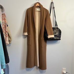 Gorgeous wool sweater jacket. Robe silhouette